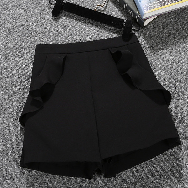 Sieviešu šorti ar cirtām – augstu vidukli