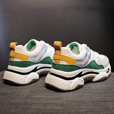 Modern női tornacipő vastag talppal és fűzővel