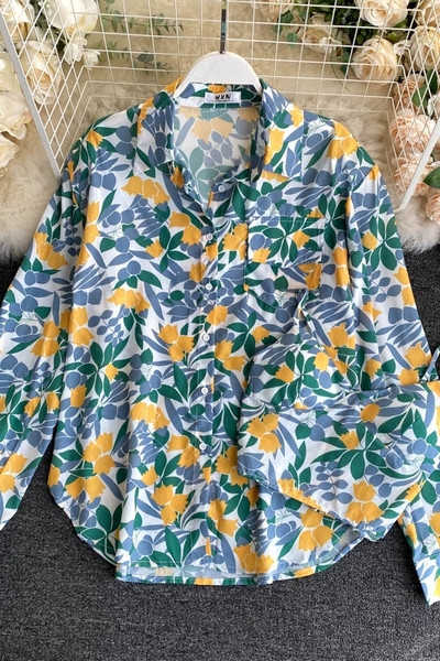 Daudzkrāsains sieviešu krekls ar klasisku apkakli un garām piedurknēm