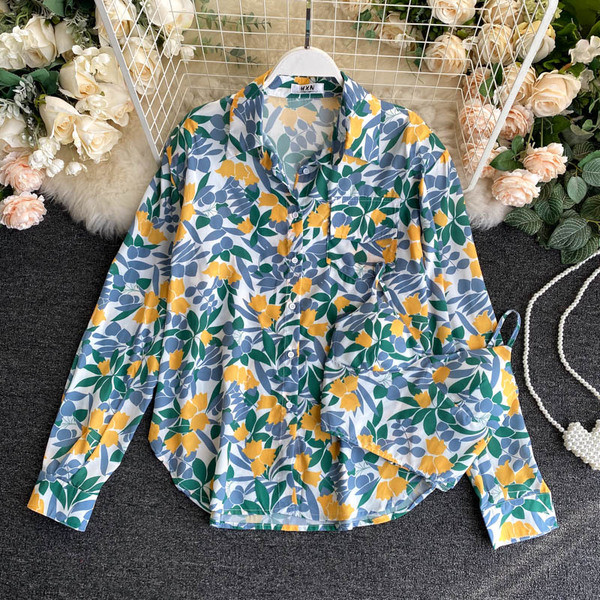 Daudzkrāsains sieviešu krekls ar klasisku apkakli un garām piedurknēm