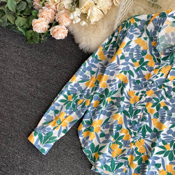 Daudzkrāsains sieviešu krekls ar klasisku apkakli un garām piedurknēm