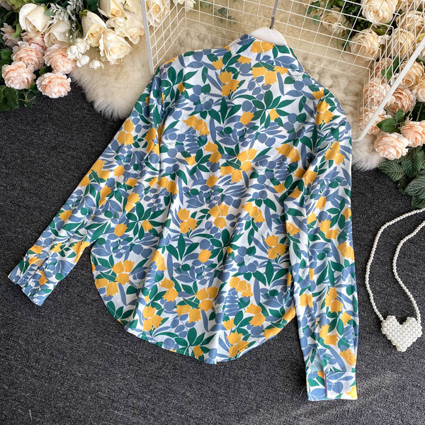 Daudzkrāsains sieviešu krekls ar klasisku apkakli un garām piedurknēm