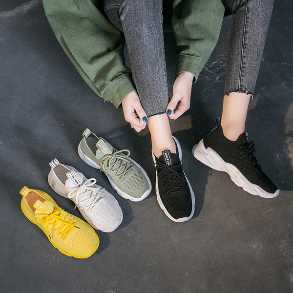 Sportiskas ikdienas sieviešu kedas ar mežģīnēm un baltu zoli