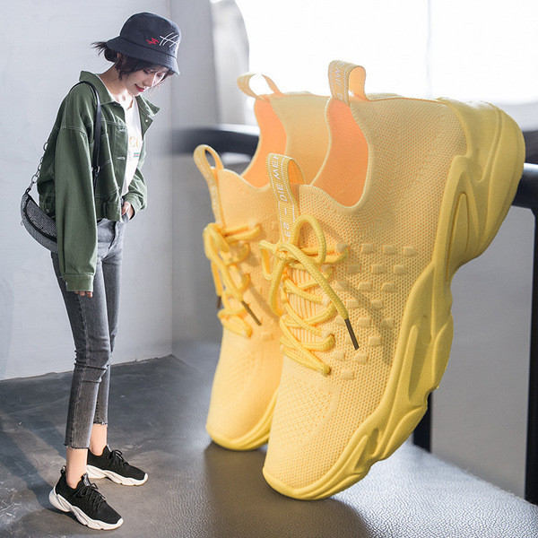 Sportiskas ikdienas sieviešu kedas ar mežģīnēm un baltu zoli