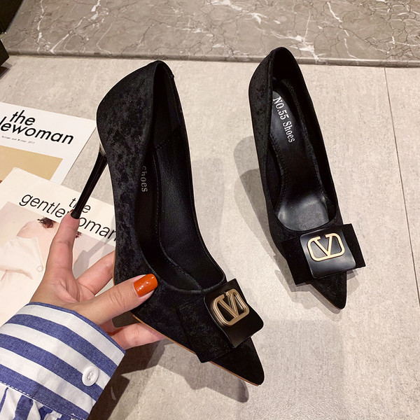 Moderns sieviešu apavu smails modelis ar plānu papēdi un metāla apdari