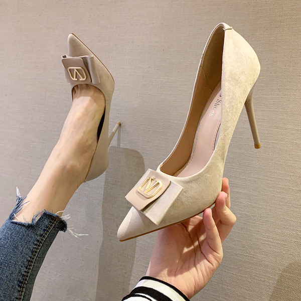 Moderns sieviešu apavu smails modelis ar plānu papēdi un metāla apdari