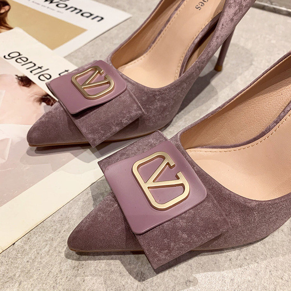 Moderns sieviešu apavu smails modelis ar plānu papēdi un metāla apdari