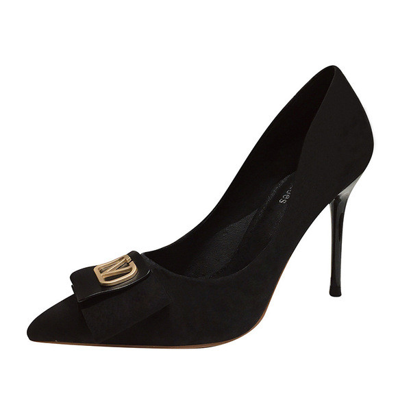 Moderns sieviešu apavu smails modelis ar plānu papēdi un metāla apdari