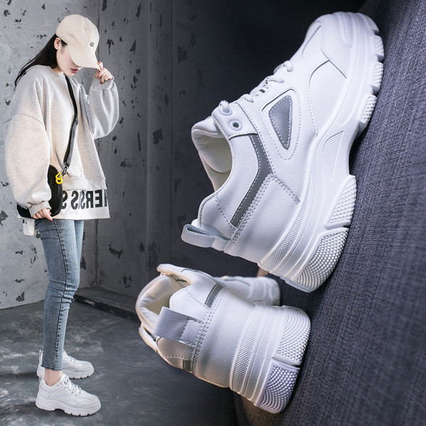 Modern női tornacipő fűzővel és vastag talppal