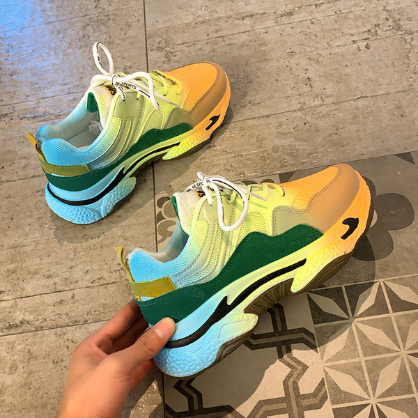 Krāsainas sieviešu kedas ar mežģīnēm