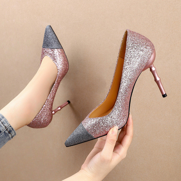 Stílusos női hegyes cipő magas sarkúval és fényes hatással