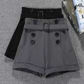 Új modell női rövidnadrág övvel és gombokkal