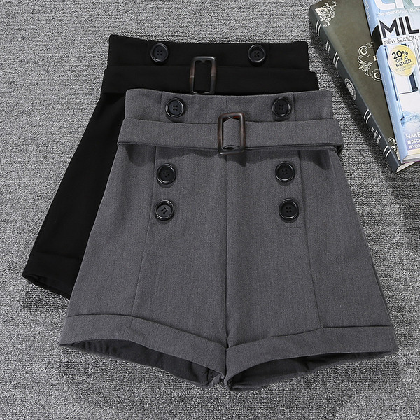 Új modell női rövidnadrág övvel és gombokkal