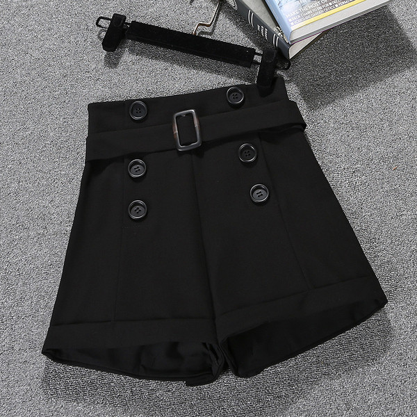 Új modell női rövidnadrág övvel és gombokkal