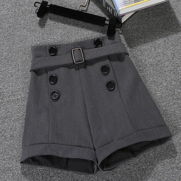 Új modell női rövidnadrág övvel és gombokkal