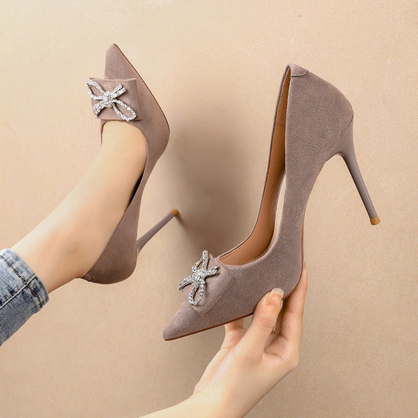 Stílusos női magas sarkú cipő kövekkel - hegyes modell