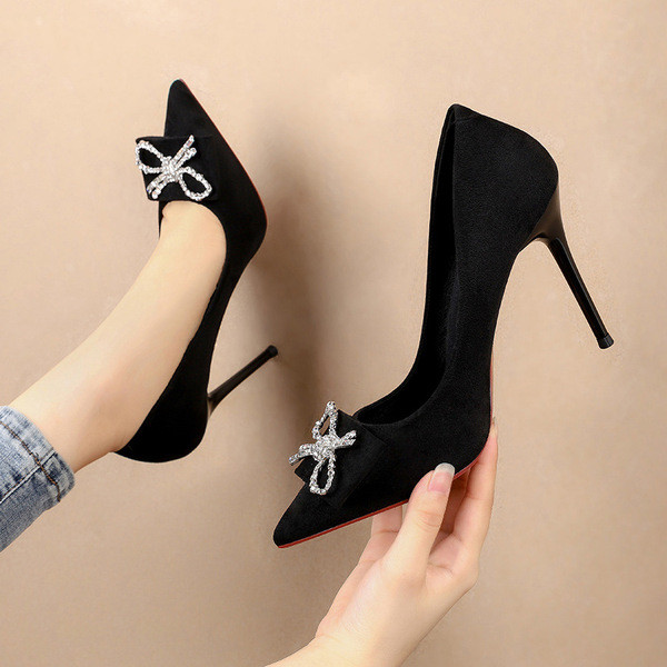 Stílusos női magas sarkú cipő kövekkel - hegyes modell