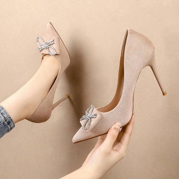 Stílusos női magas sarkú cipő kövekkel - hegyes modell