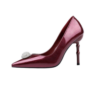 Öko bőrből készült vékony sarkú női cipő - hegyes modell