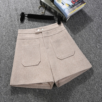 Μοντέρνα γυναικεία σορτς με λαμπερό αποτέλεσμα