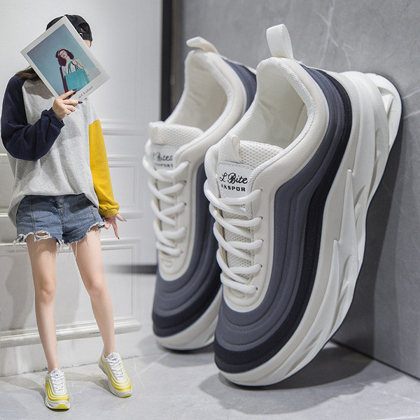 Sport és alkalmi női tornacipő fűzővel és vastag talppal