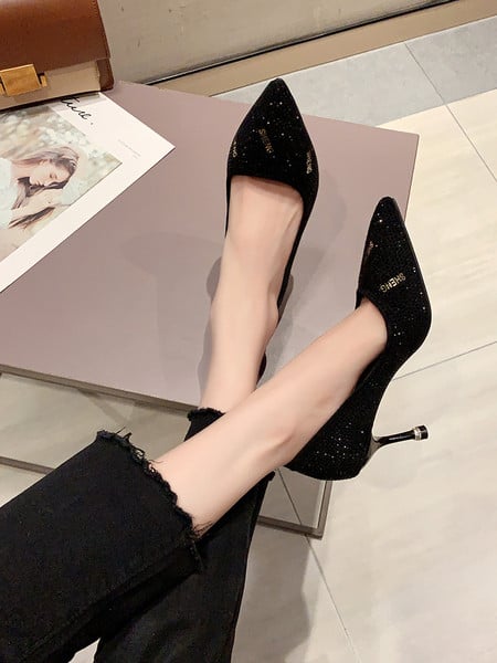 Elegáns női cipő vékony sarokkal és kövekkel