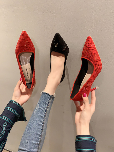 Elegáns női cipő vékony sarokkal és kövekkel