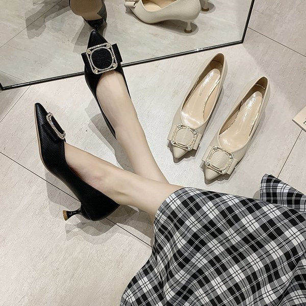 Női cipő fém csattal és vékony 6 cm-es sarokkal