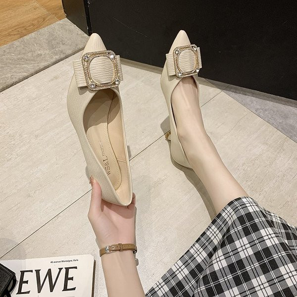 Női cipő fém csattal és vékony 6 cm-es sarokkal