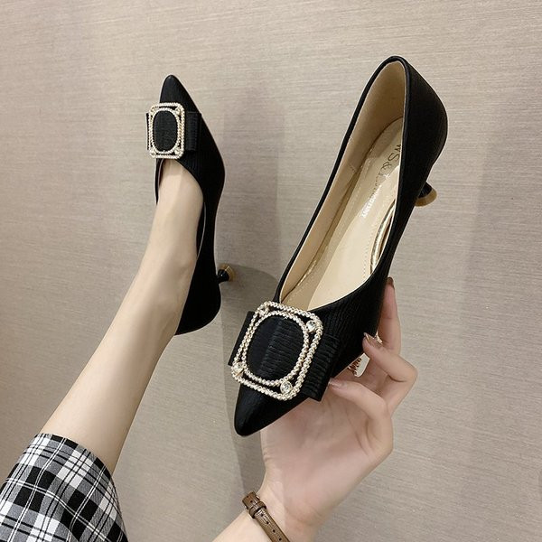 Női cipő fém csattal és vékony 6 cm-es sarokkal