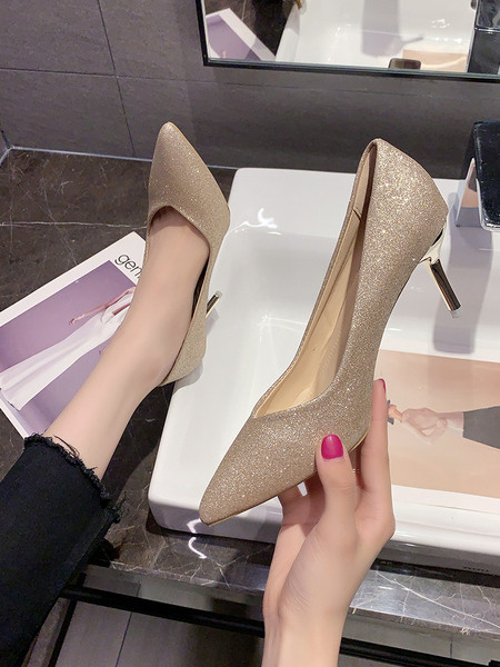 Stílusos női cipő fényes részecskékkel és vékony 7 cm-es sarokkal