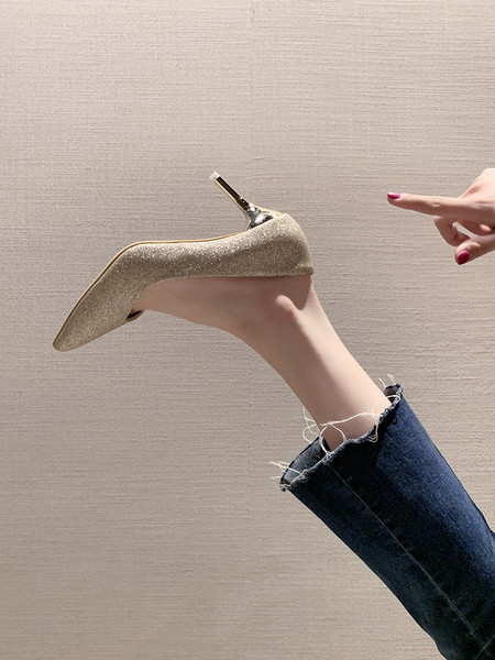 Stílusos női cipő fényes részecskékkel és vékony 7 cm-es sarokkal