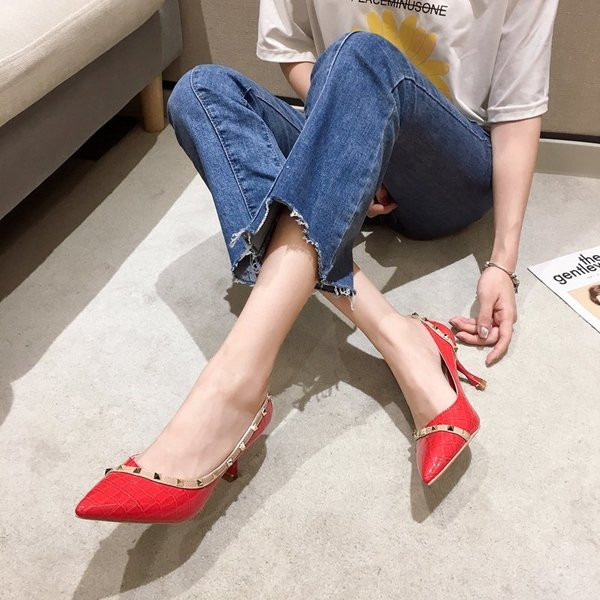 Stilīgas sieviešu kurpes ar metāla cilpiņām un plānu 7 cm papēdi