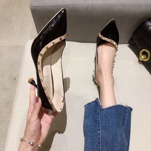 Stilīgas sieviešu kurpes ar metāla cilpiņām un plānu 7 cm papēdi