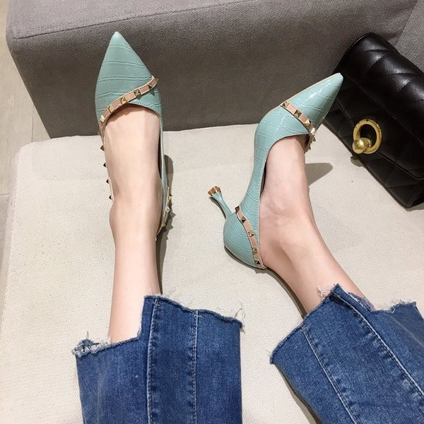 Stilīgas sieviešu kurpes ar metāla cilpiņām un plānu 7 cm papēdi