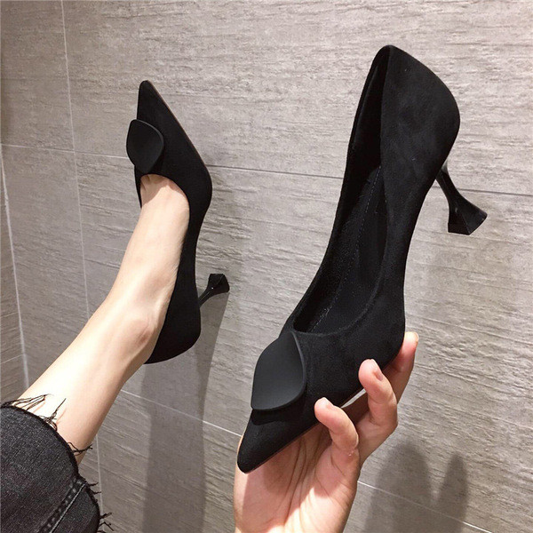 Γυναικεία παπούτσια μυτερό μοντέλο με χαμηλά τακούνια σε μπεζ και μαύρο χρώμα