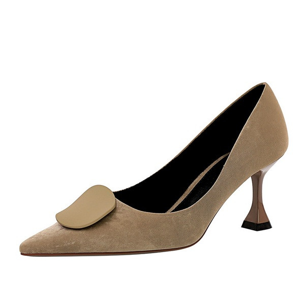 Γυναικεία παπούτσια μυτερό μοντέλο με χαμηλά τακούνια σε μπεζ και μαύρο χρώμα
