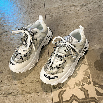 Női tornacipő 4 cm-es platformmal és fűzővel