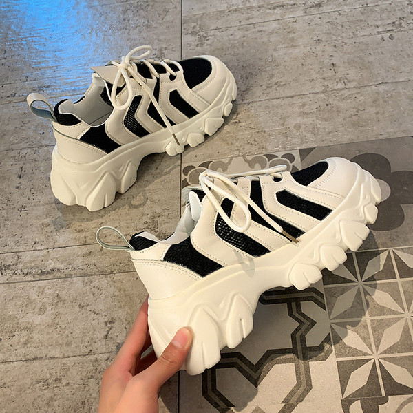 Γυναικεία πάνινα παπούτσια με τραχιά σόλα 6 cm σε μαύρο και άσπρο χρώμα