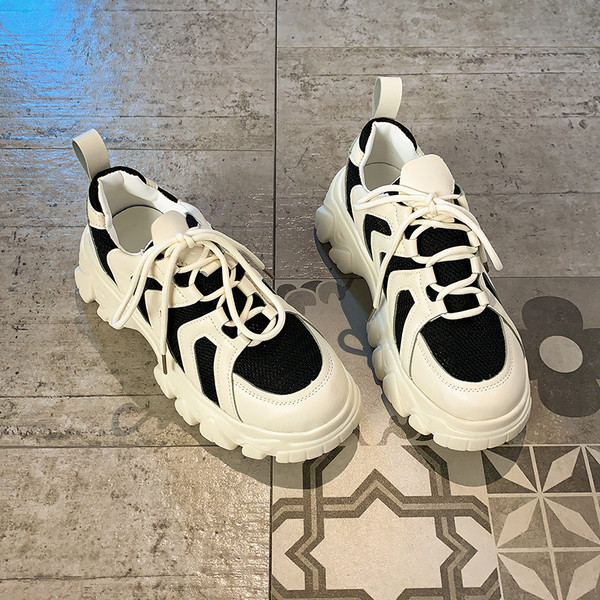 Γυναικεία πάνινα παπούτσια με τραχιά σόλα 6 cm σε μαύρο και άσπρο χρώμα