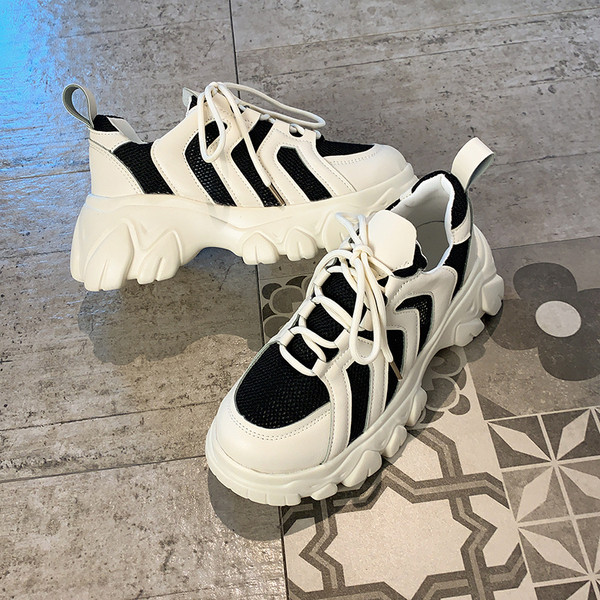 Γυναικεία πάνινα παπούτσια με τραχιά σόλα 6 cm σε μαύρο και άσπρο χρώμα