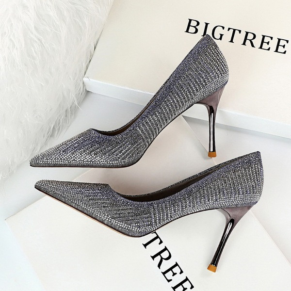 Sieviešu smailas kurpes ar plāniem papēžiem vairākās krāsās