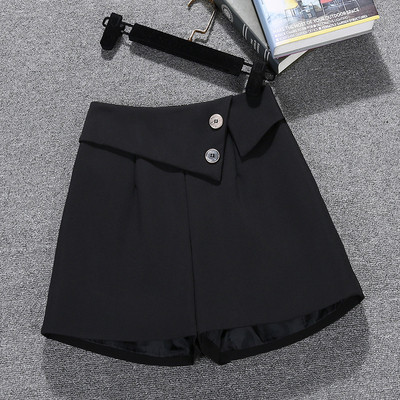 Modern női rövidnadrág – széles, gombos modell