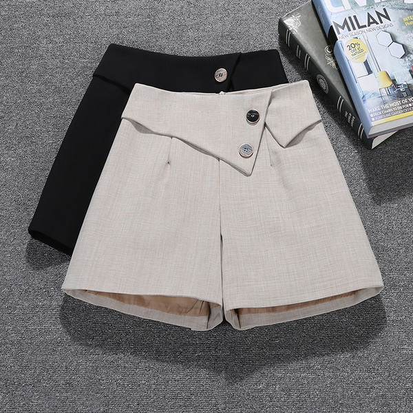 Modern női rövidnadrág – széles, gombos modell