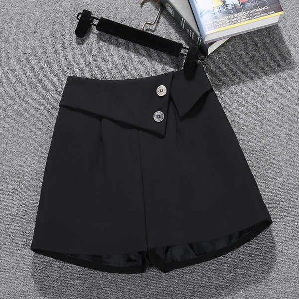 Modern női rövidnadrág – széles, gombos modell