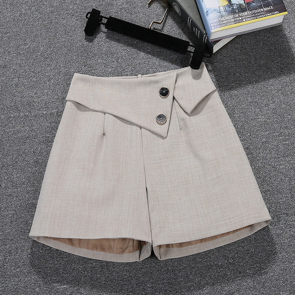 Modern női rövidnadrág – széles, gombos modell