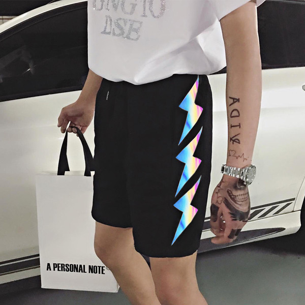 Nyári rövidnadrág nyomtatással és zsebekkel