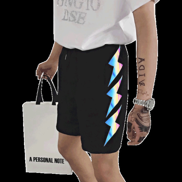 Nyári rövidnadrág nyomtatással és zsebekkel