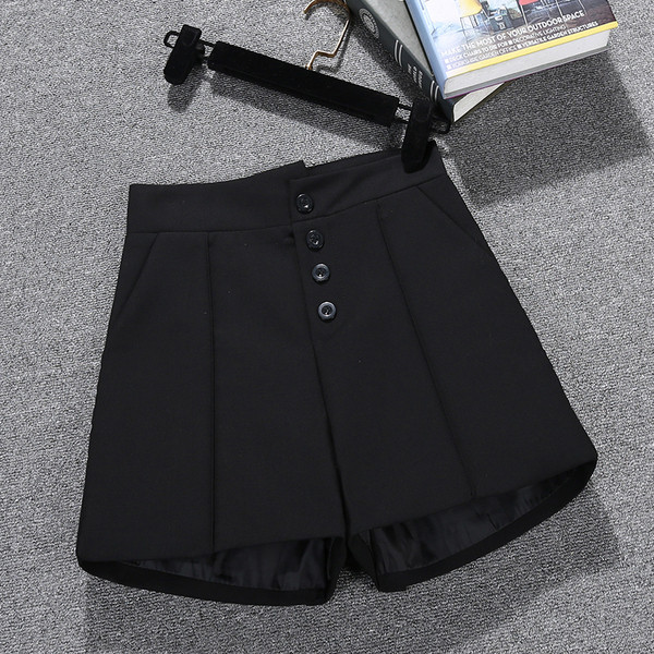 Női A-vonalú rövidnadrág új modellje