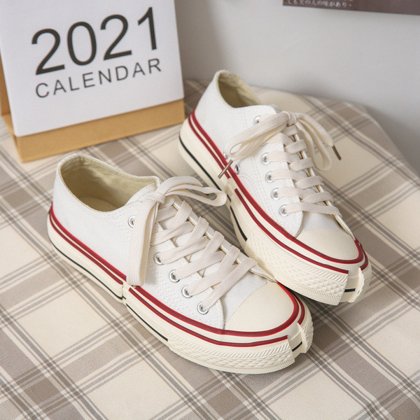 Alkalmi női tornacipő fűzővel és vastag talppal